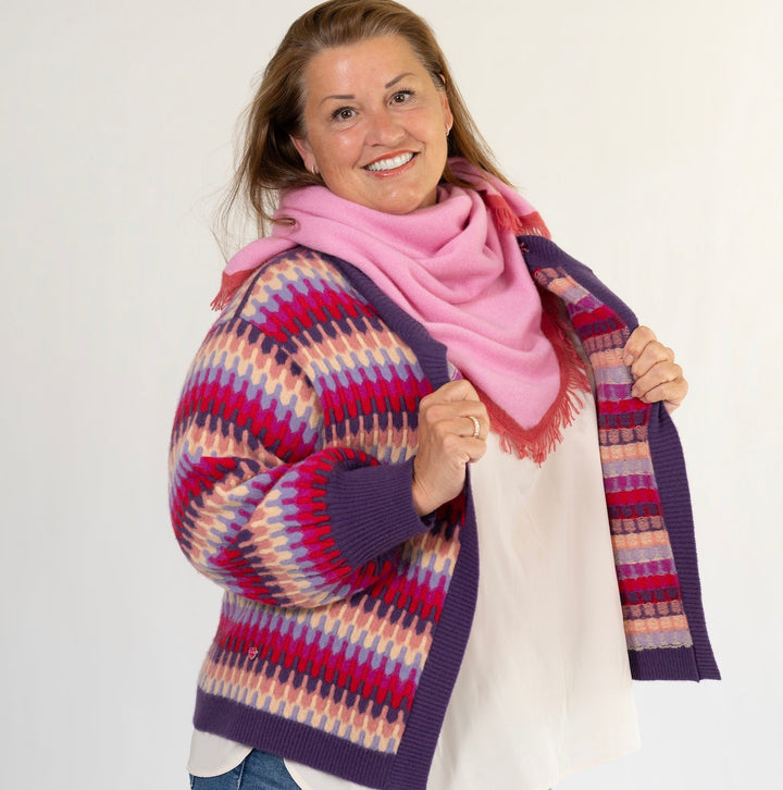 Corinna trägt die oversized Kaschmir-Strickjacke Liv-cs in Kronjuwel lässig über eine Bluse gestylt und kombiniert dazu ein Kaschmirtuch