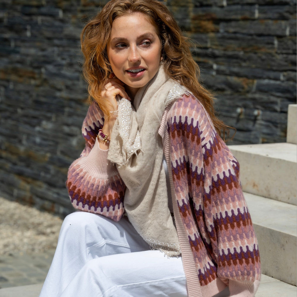 Model trägt die Strickjacke Liv-cs mit ZigZag-Muster in der Farbe Rosty Rose aus 100% Kaschmir zu einem Kaschmirtuch