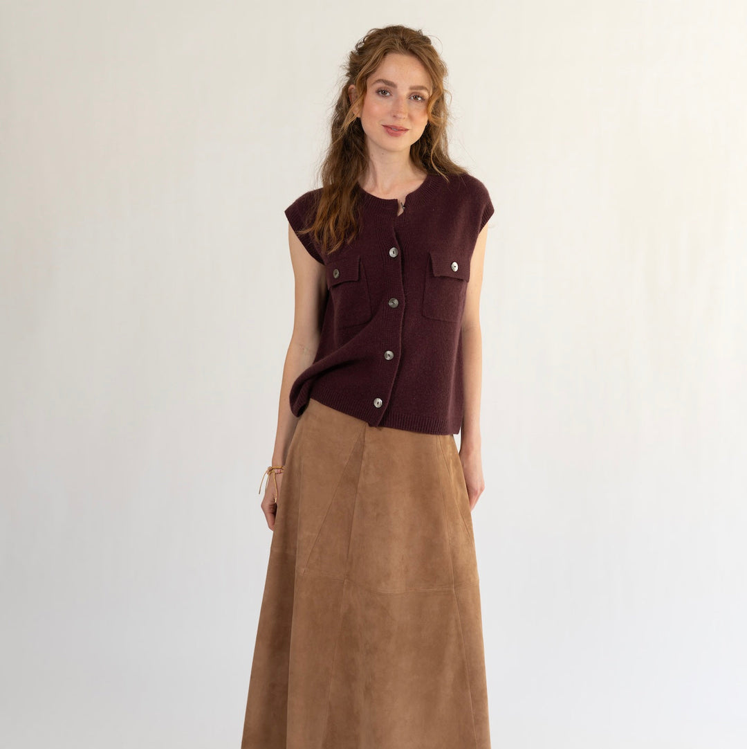 Model trägt die Kaschmir Strickjacke Eleonore-cs lässig gestylt zu einem Rock 