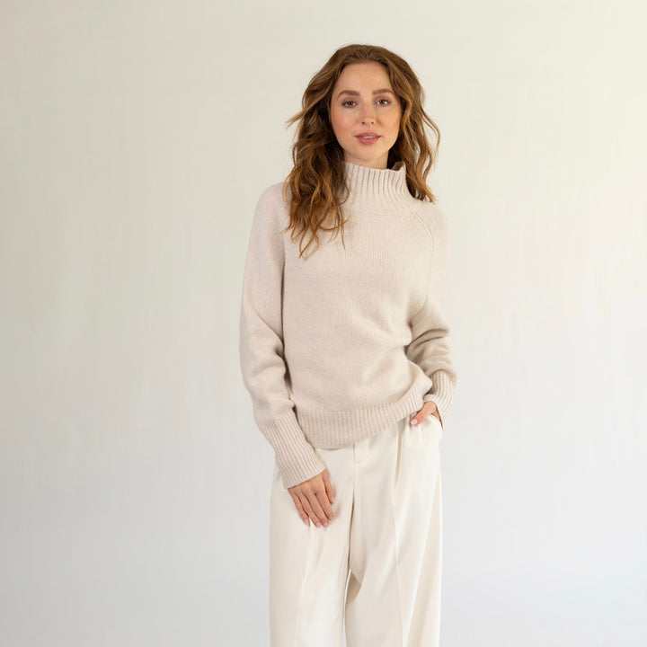 Model stylt den dicken Kaschmirpullover Alex-cs in Champagner zur Baumwollhose
