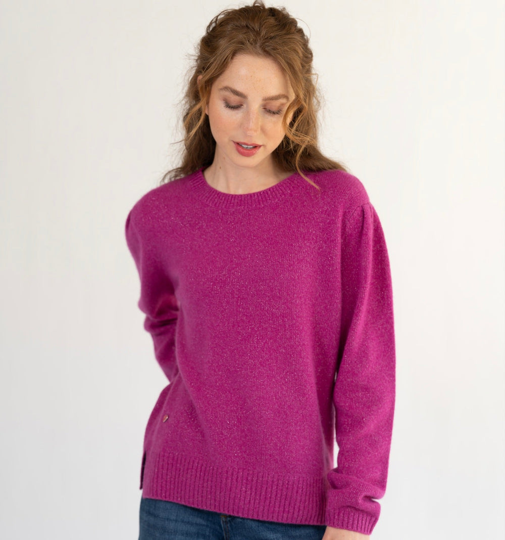 Model trägt den kaschmirpullover Blair mit glitzerndem Lurex locker gestylt zur Jeans im Alltag