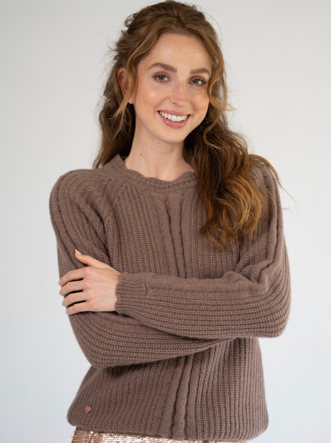 Tragebild: Kaschmirpullover „Nobi-cs“ in Tiramisu aus 100 % Kaschmir mit Rundhalsausschnitt, Zopfstrickmuster und gerippten Bündchen von cute stuff