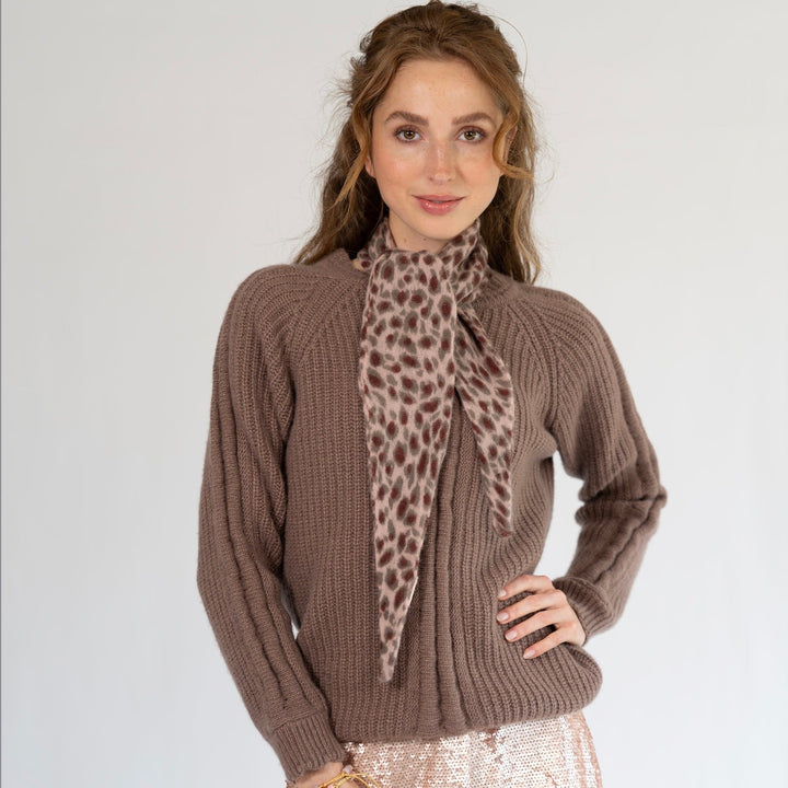 Tragebild: Kaschmirpullover „Nobi-cs“ in Tiramisu aus 100 % Kaschmir mit Rundhalsausschnitt, Zopfstrickmuster und gerippten Bündchen von cute stuff