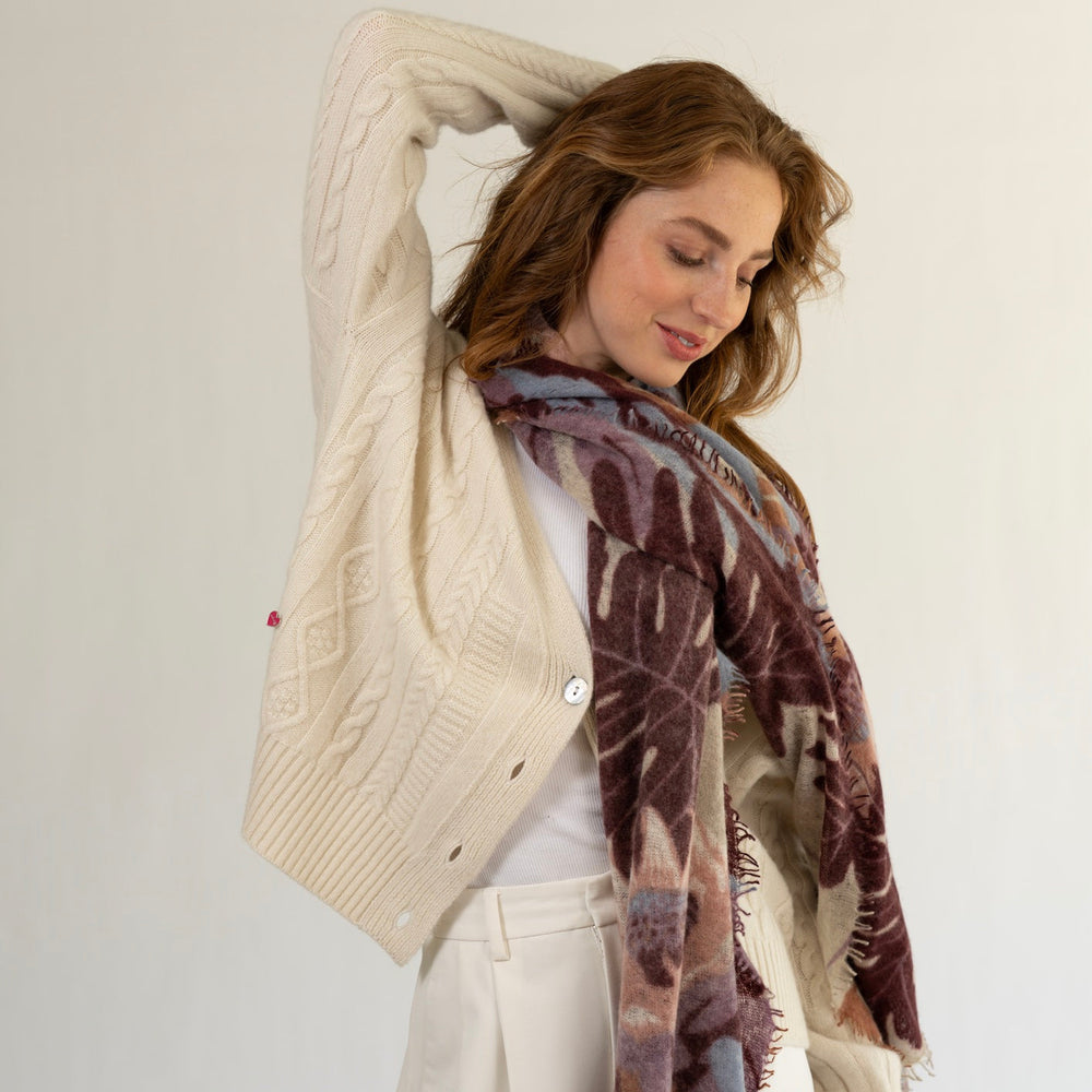 Model trägt Light Cashmere Schal Flower-cs mit Blumenprint locker um den Hals geschlungen
