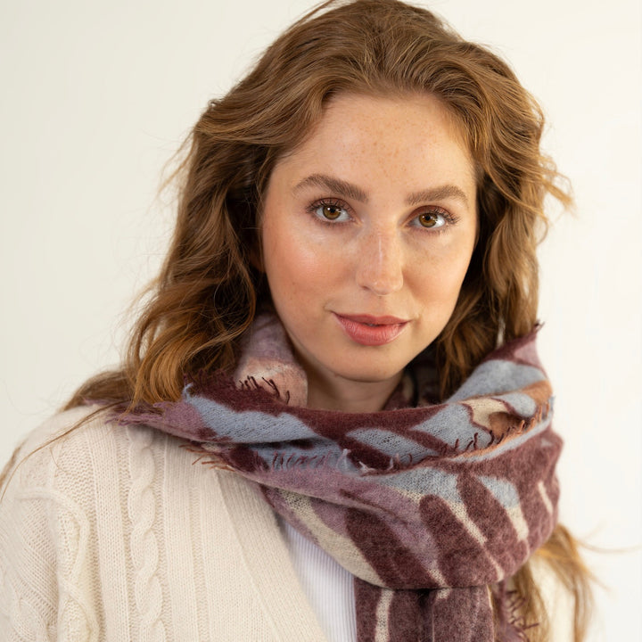 Nahaufnahme des Kaschmirschals Flower-cs mit Blumenprint, getragen von einem Model als Halstuch