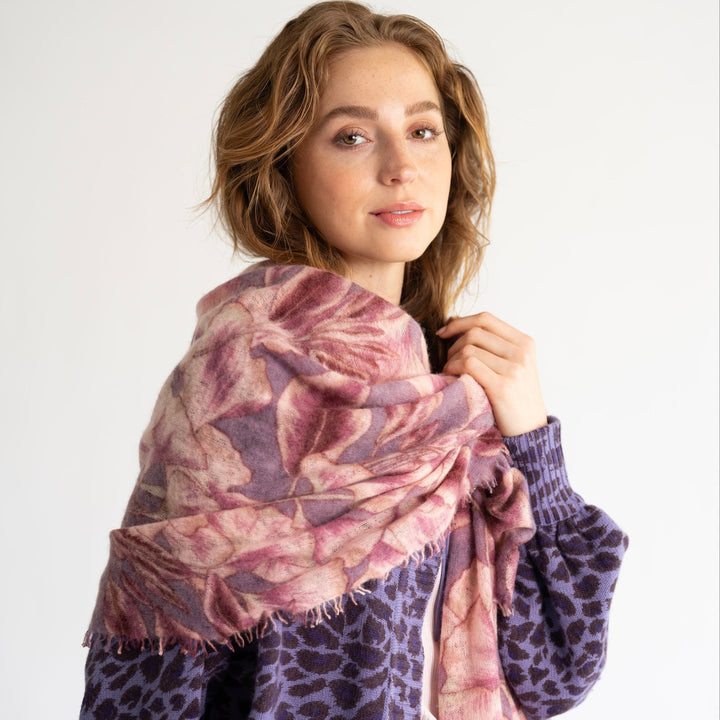 Detailaufnahme des Ginkgo-Blätter-Prints auf dem Kaschmir-Schal Ginkgo in Mauve von cute stuff