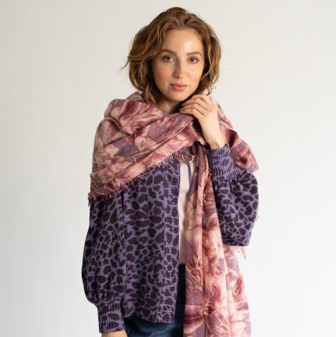 Kaschmir-Schal mit Ginkgo-Blätter-Print in der Farbe Mauve aus 100% reinem Light Cashmere als Stola getragen