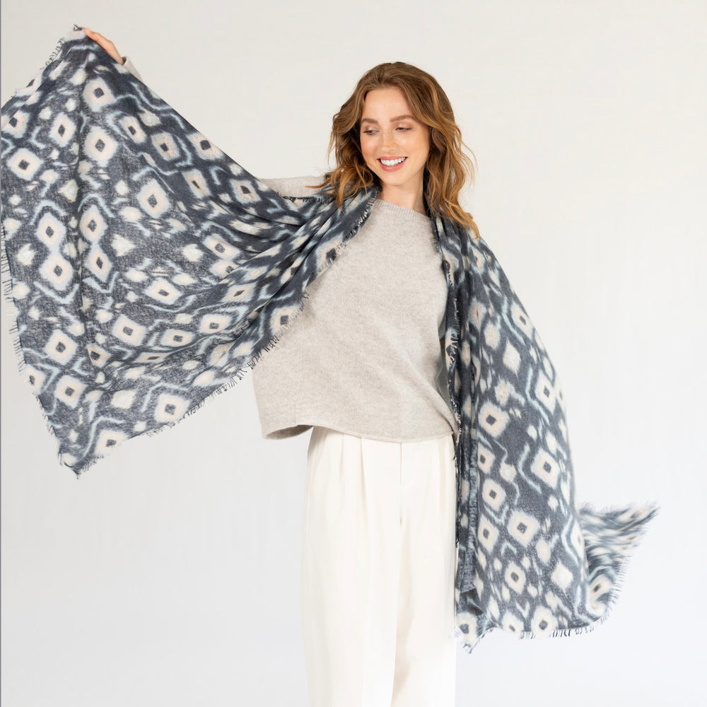 Kaschmir-Schal „Ikat-cs“  getragen aus 100 % Kaschmir in Creme mit geometrischem Ikat-Muster, Rauten und kleinen Fransen von cute stuff