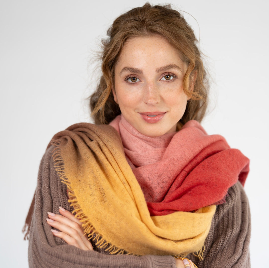 Kaschmir-Schal „Tabita“ aus 100 % Light Cashmere mit kleinen Fransen in Koralle mit Farbverlauf zu Braun und Lila von cute stuff  gestylt als Schal locker um den Hals gewickelt