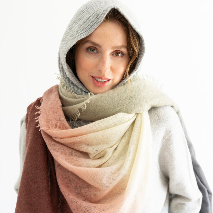 Kaschmir-Schal „Tabita“ aus 100 % Light Cashmere in Rock mit Farbverlauf von cute stuff locker getragen als Halstuch