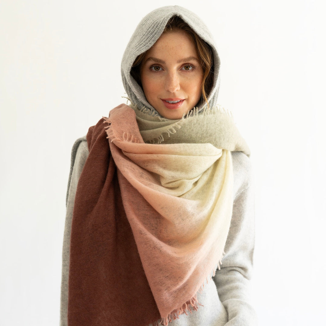 Kaschmir-Schal „Tabita“ aus 100 % Light Cashmere in Rock mit Farbverlauf von cute stuff locker getragen als Halstuch und zur Mütze gestylt