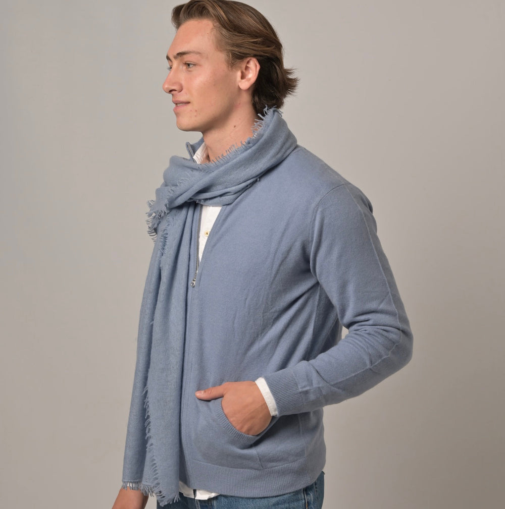 Model trägt den cute stuff Kaschmirschal Tiny-cs kombiniert mit Zipper-Jacke in der Farbe Denim Blue 