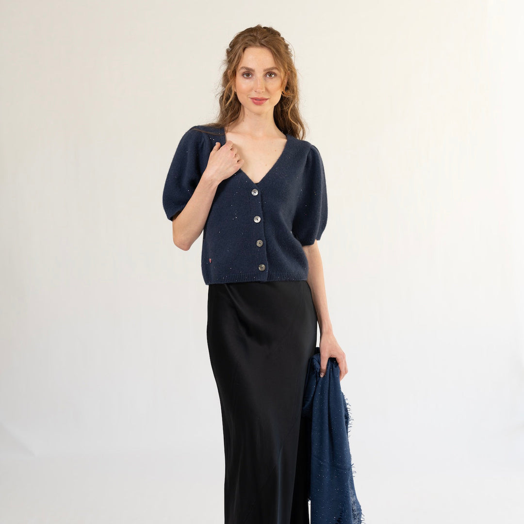 Modell trägt blauen kaschmir Cardigan Luca-cs mit Paielletten elegant und glamourös gestylet zum Abendkleid