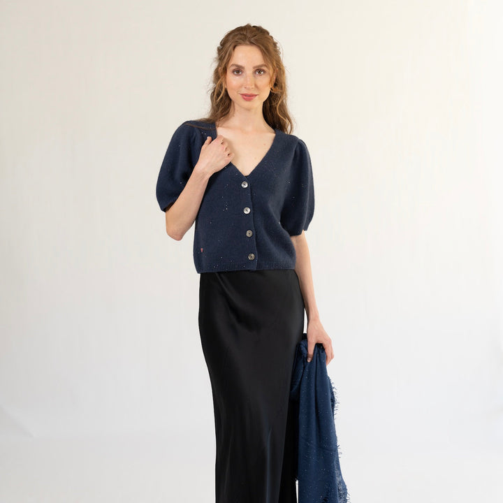 Modell trägt blauen kaschmir Cardigan Luca-cs mit Paielletten elegant und glamourös gestylet zum Abendkleid