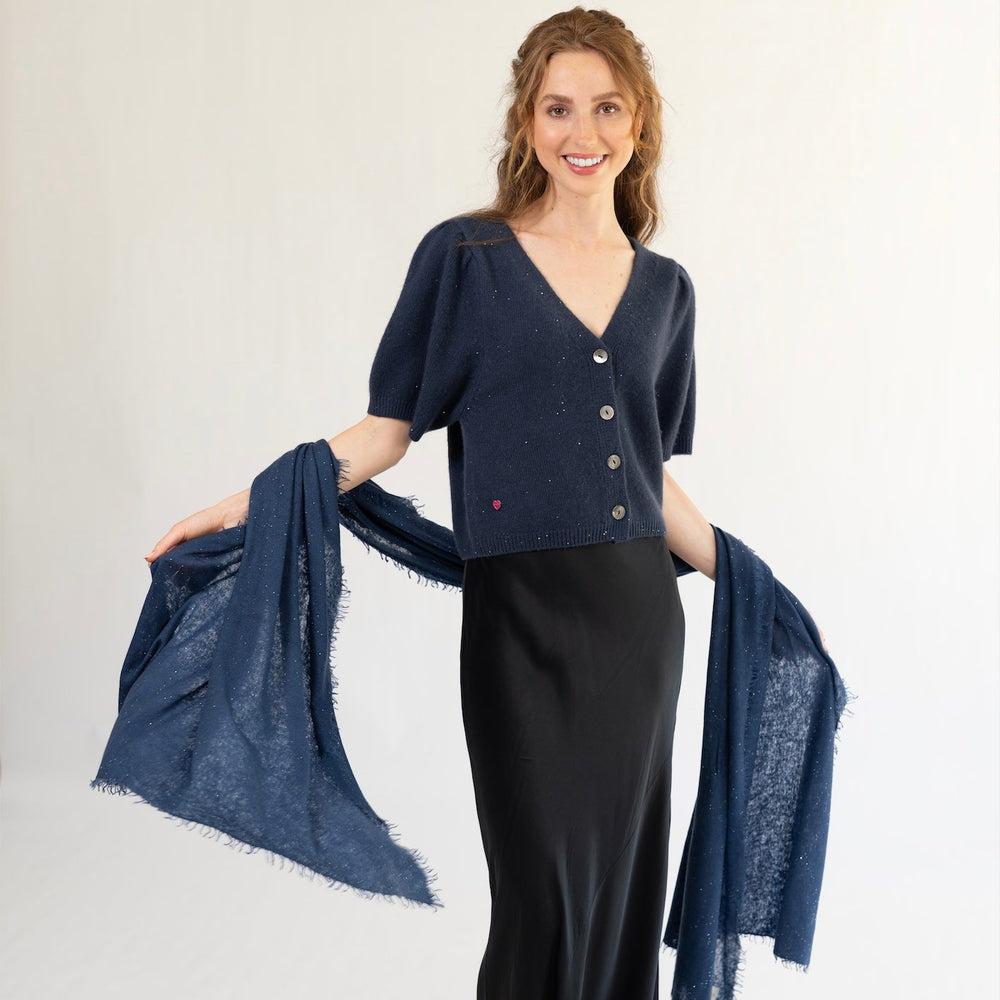 Modell trägt Kaschmirschal Adele mit Pailletten in Nachtblau, passend zum Kaschmir Cardigan Luca-cs  elegant gestylt zum Abendkleid als Stola