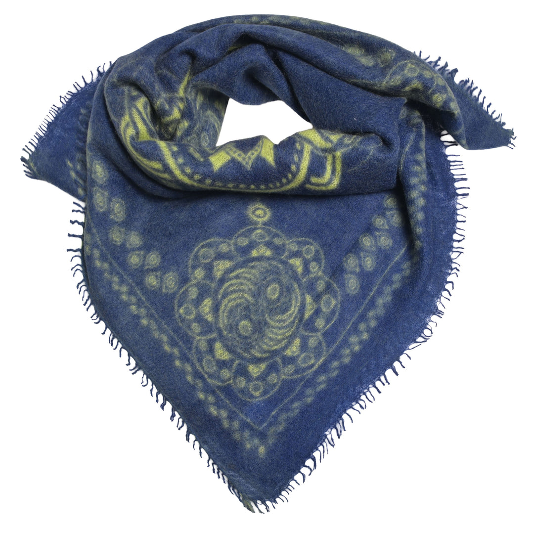 Feines Kaschmir Bandana aus 100% Light Cashmere mit kleinen Fransen und mit aufgedrucktem Ornament Muster in Gelb auf Blauem Hintergrund 