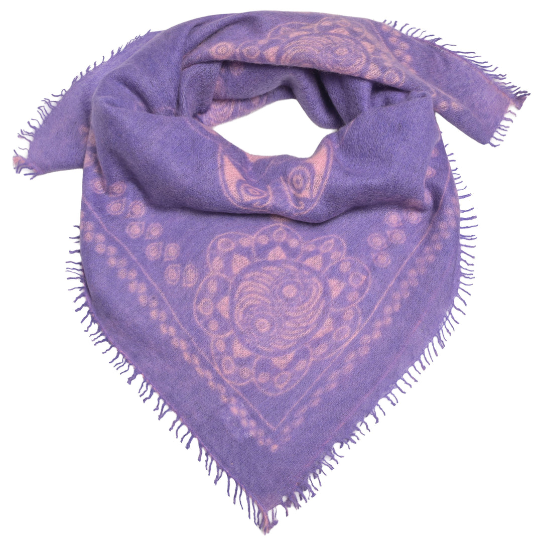 Feines Kaschmir Bandana aus 100% Light Cashmere mit kleinen Fransen und mit aufgedrucktem Ornament Muster in Rosa auf Lavenderfarbenem Hintergrund 