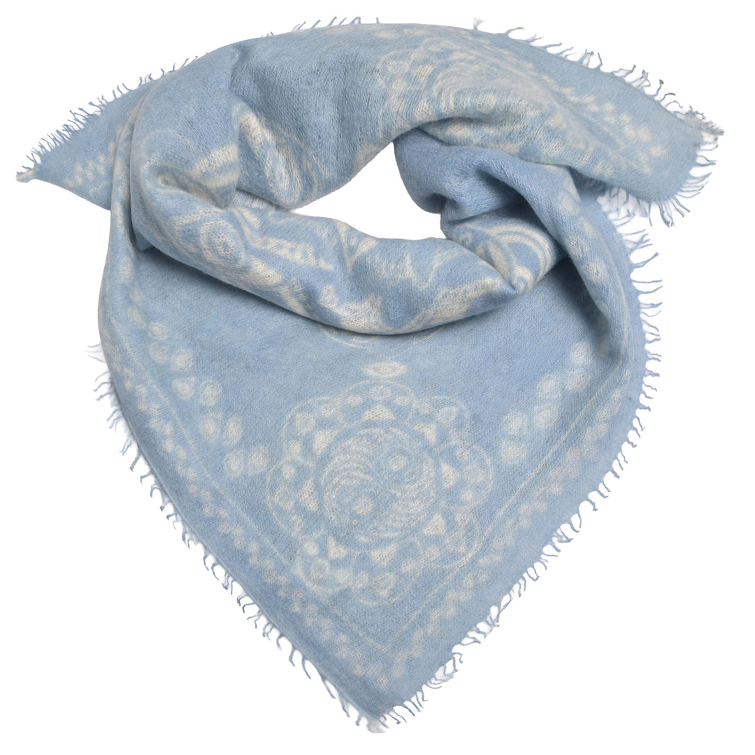 Feines Kaschmir Bandana aus 100% Light Cashmere mit kleinen Fransen und mit aufgedrucktem Ornament Muster in Creme auf Hellblauem Hintergrund 
