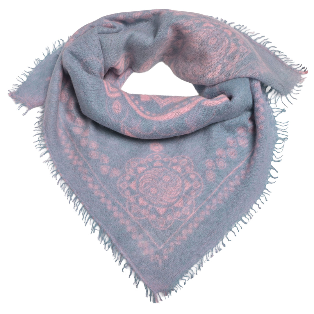 Feines Kaschmir Bandana aus 100% Light Cashmere mit kleinen Fransen und mit aufgedrucktem Ornament Muster in Rosa auf Blauem Hintergrund 