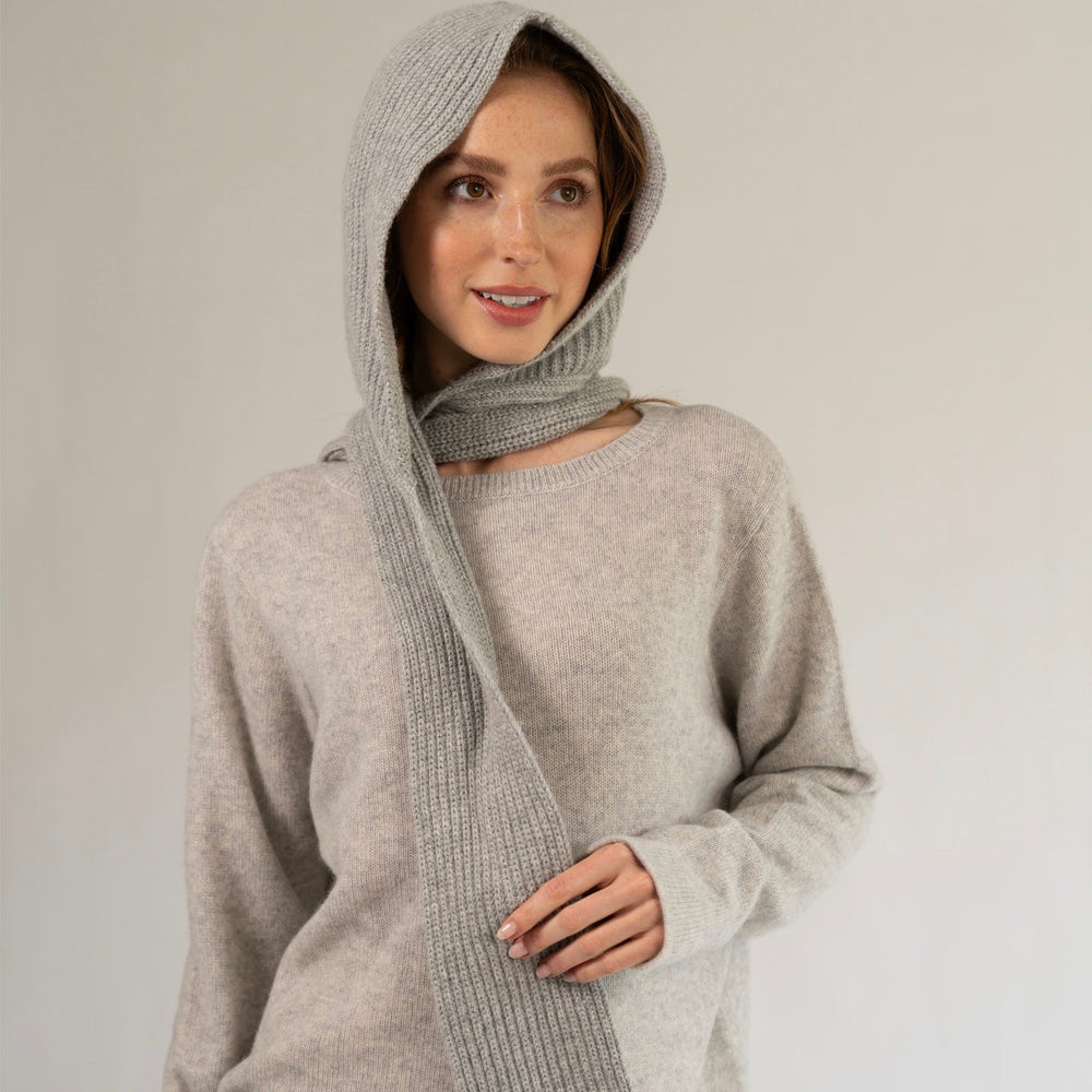 Damen-Mütze mit Schal in Hellgrau meliert, 2-in-1 Winteraccessoire, kombiniert zum Kaschmirpullover