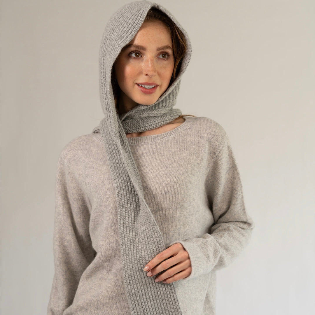 Damen-Mütze mit Schal in Hellgrau meliert, 2-in-1 Winteraccessoire, kombiniert zum Kaschmirpullover