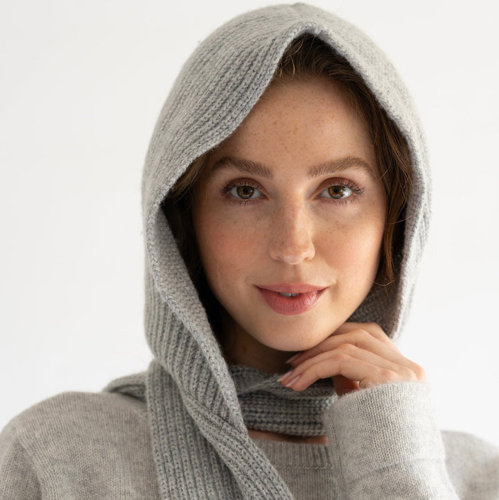 Detailaufnahme mit Strickmuster und der Verbindung von Schal und Mütze der Damen-Mütze mit Schal in Hellgrau meliert, 2-in-1 Winteraccessoire