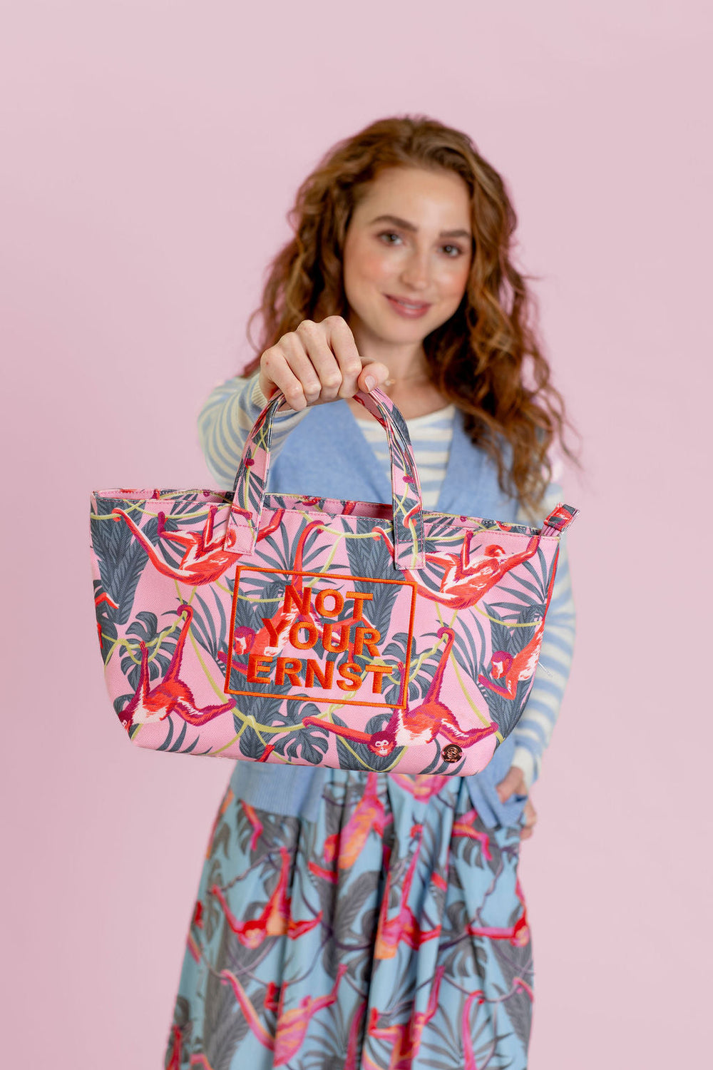 Praktische Damenhandtasche mit Tragehenkeln und abnehmbarem Tragegurt mit kleinen Affen-Print in der Farbe Kiss Me (Rosa) mit Model