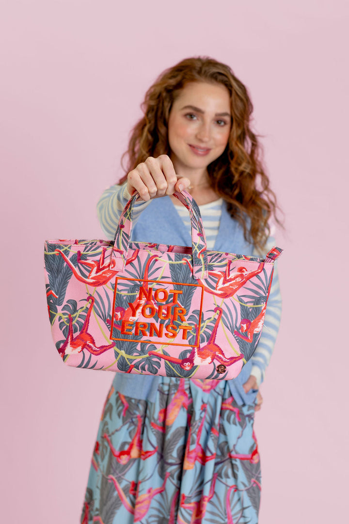 Praktische Damenhandtasche mit Tragehenkeln und abnehmbarem Tragegurt mit kleinen Affen-Print in der Farbe Kiss Me (Rosa) mit Model