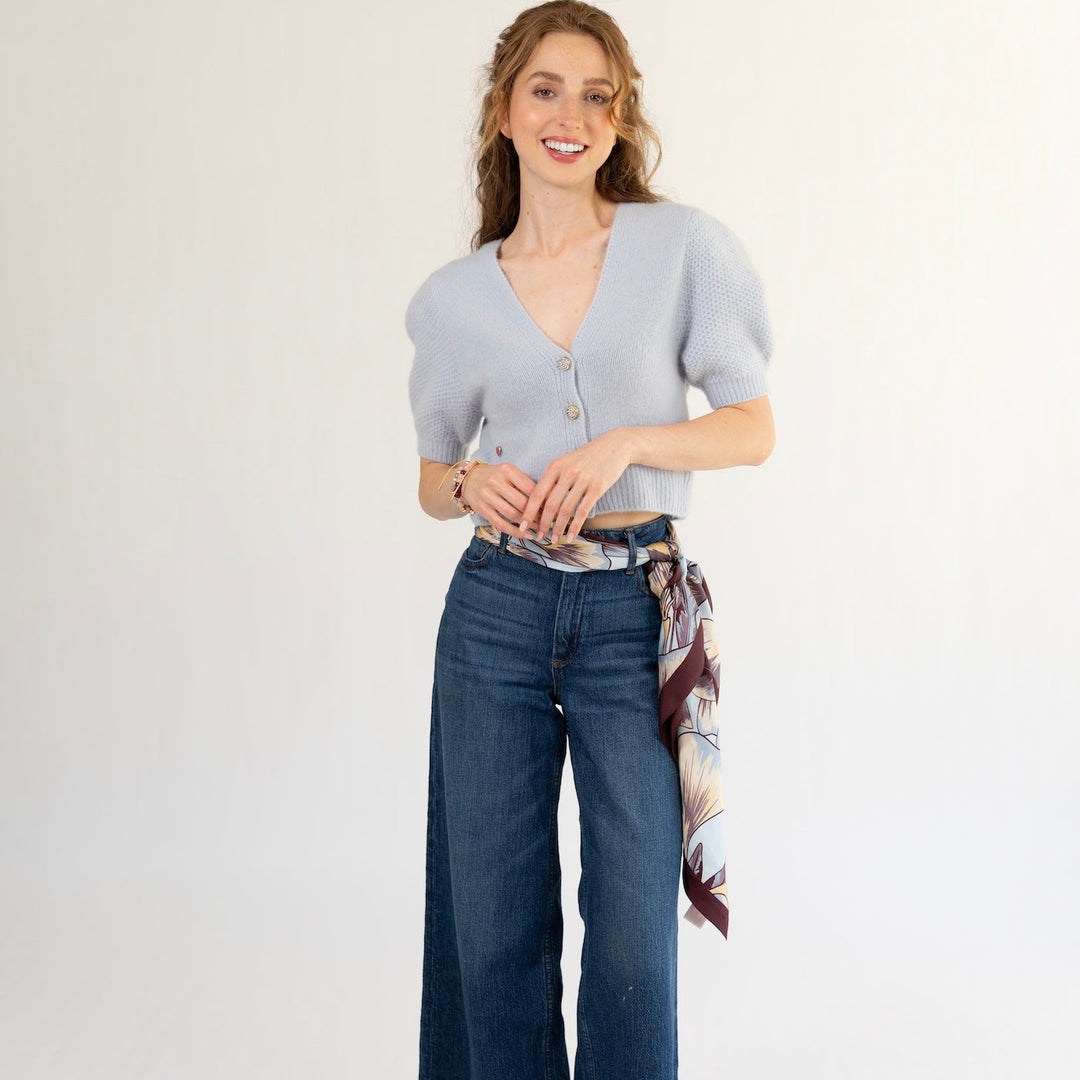 Elegantes Seidentuch mit Ginko-Muster von cute stuff in Ice Blue  gestylt als Gürtel