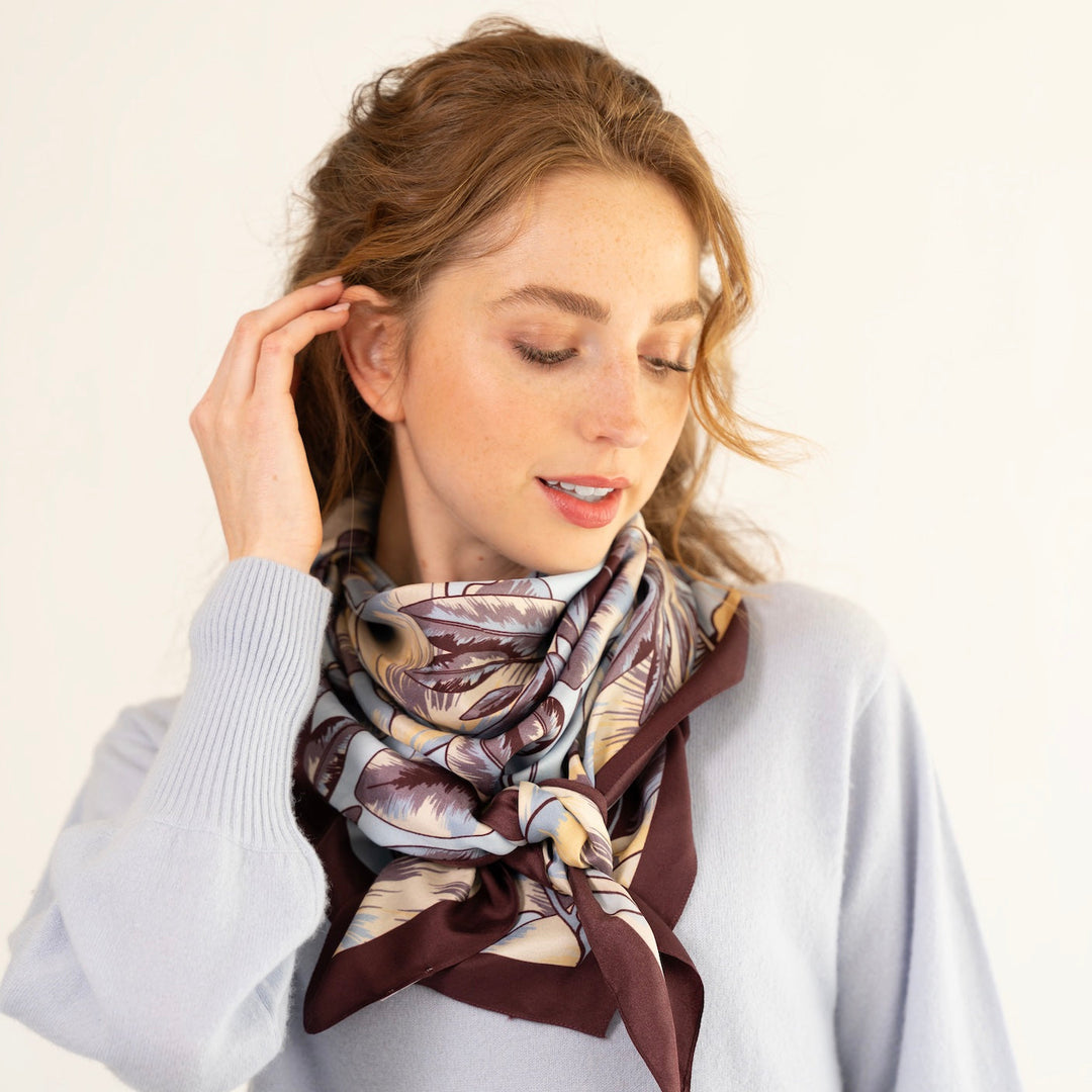 Luxuriöses Seidentuch mit Ginko-Muster von cute stuff in Ice Blue  gestylt als Halstuch