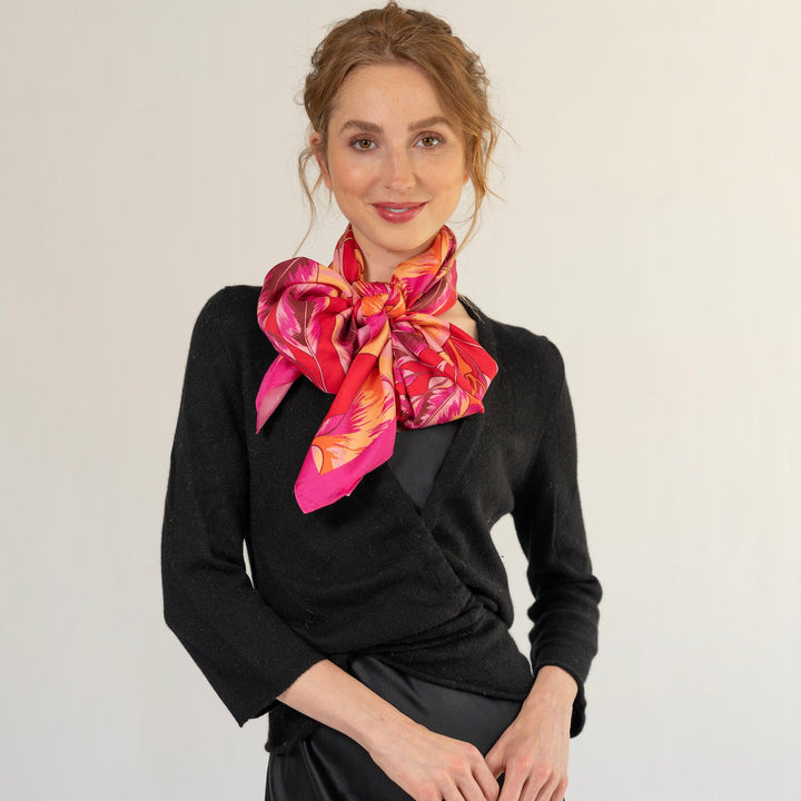 Elegantes Seidentuch mit floralem Ginko-Print in Wild Berry von cute stuff gestylt als Schluppe