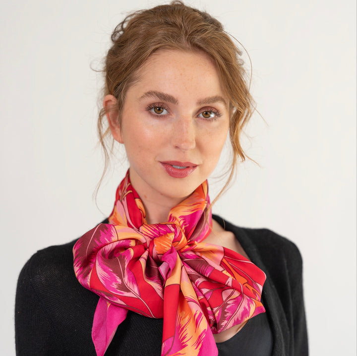 Luxuriöses Seiden Foulard aus 100 reiner Seide mit Ginko-Muster in Pink estylt als Halstuch von cute stuff