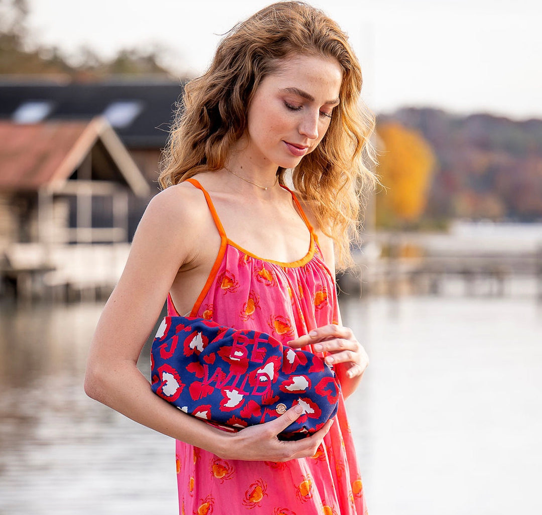 Nachtblaue Crunchy Clutch mit Leo-Print und Klappverschluss, kleine Damentasche für Smartphone, Schlüssel, Beauty-Essentials und Portemonnaie, Detailaufnahme
