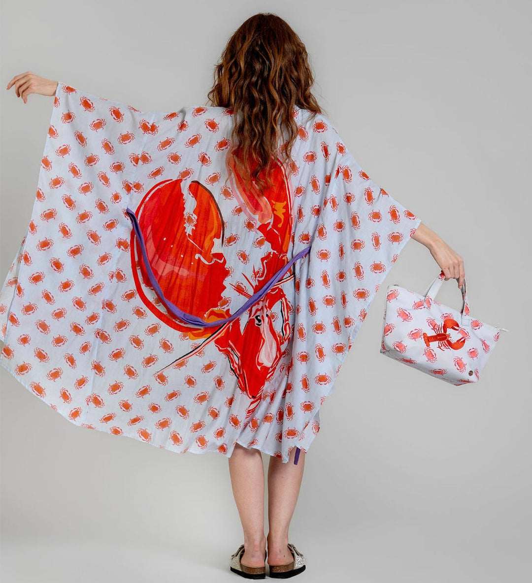 Praktische Damenhandtasche mit Tragehenkeln und abnehmbarem Tragegurt mit maritimen Krebse-Lopster-Print in der Farbe Frosty (Hellblau), Tragebild mit Model