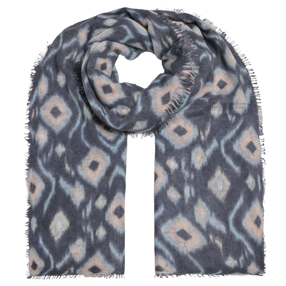 Kaschmir-Schal „Ikat-cs“ aus 100 % Kaschmir in Nachtblau mit geometrischem Ikat-Muster, Rauten und kleinen Fransen von cute stuff