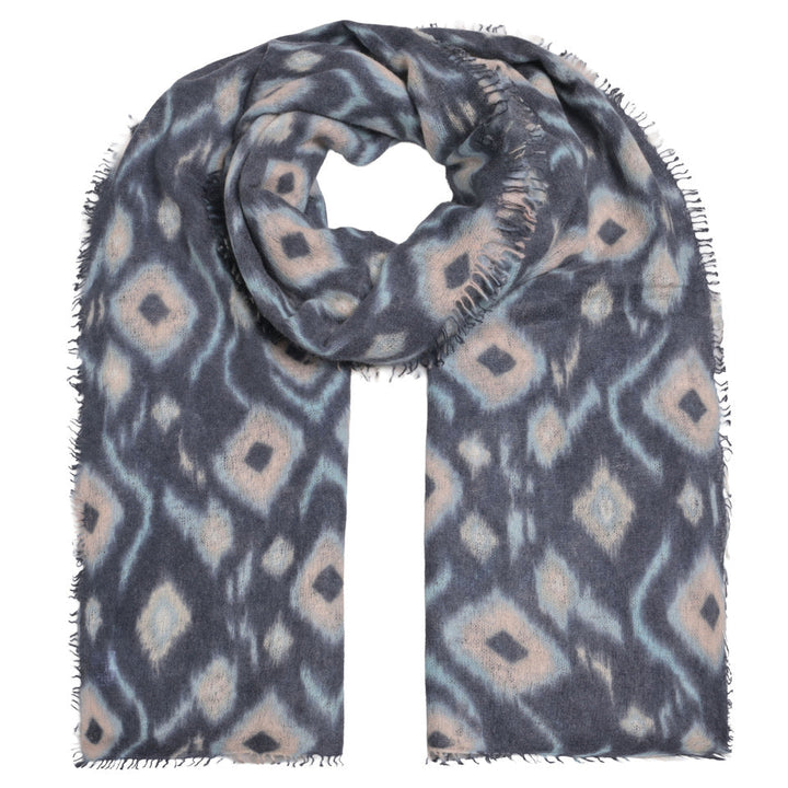 Kaschmir-Schal „Ikat-cs“ aus 100 % Kaschmir in Nachtblau mit geometrischem Ikat-Muster, Rauten und kleinen Fransen von cute stuff