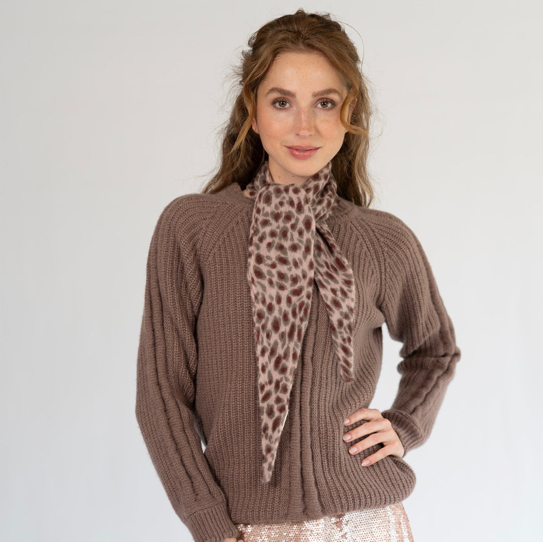 schmaler Kaschmirschal Ella-cs von cute stuff aus 100% reinem Kaschmir, Light Cashmere mit Leoprint in der Farbe Puderrosa, Model trägt Schal als Halstuch
