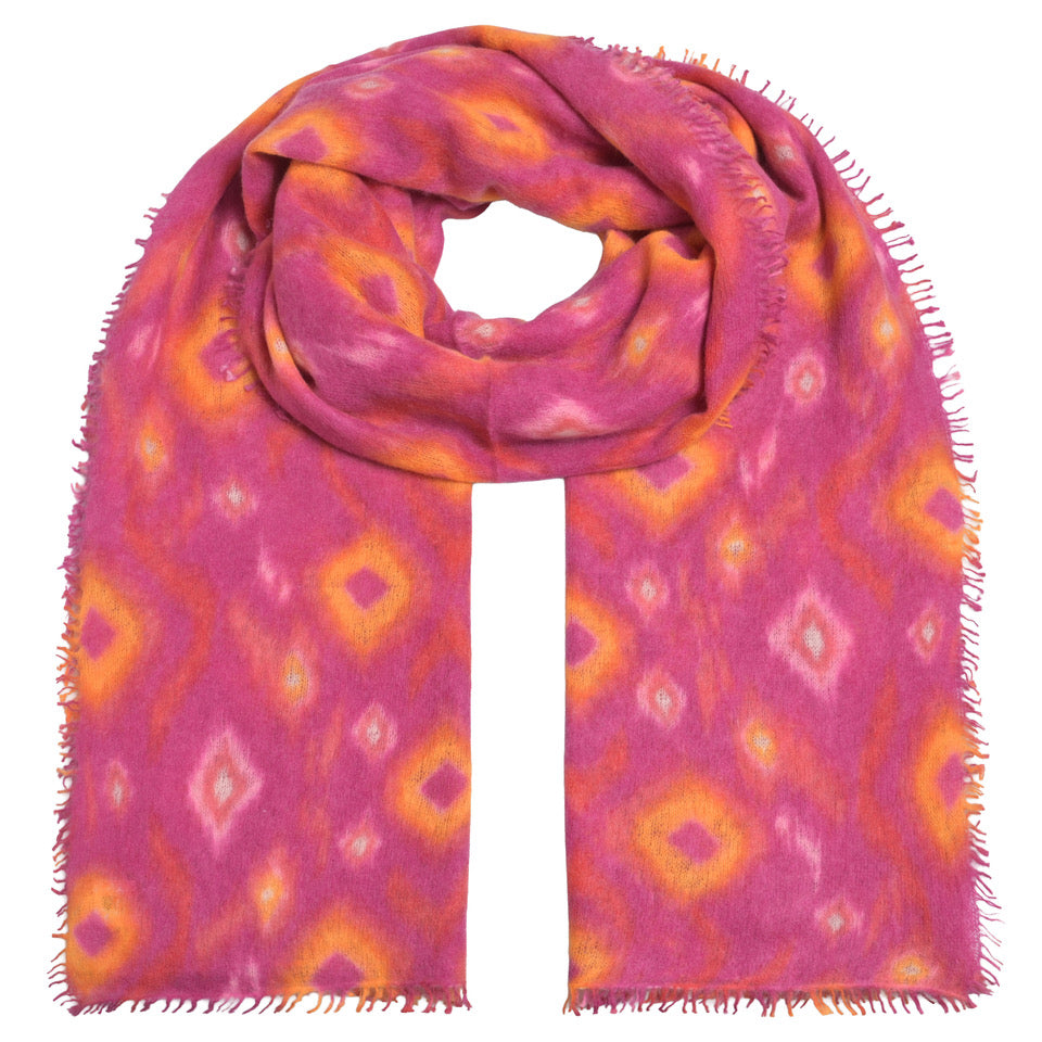 Kaschmir-Schal „Ikat-cs“ aus 100 % Kaschmir in Pink mit geometrischem Ikat-Muster, Rauten und kleinen Fransen von cute stuff