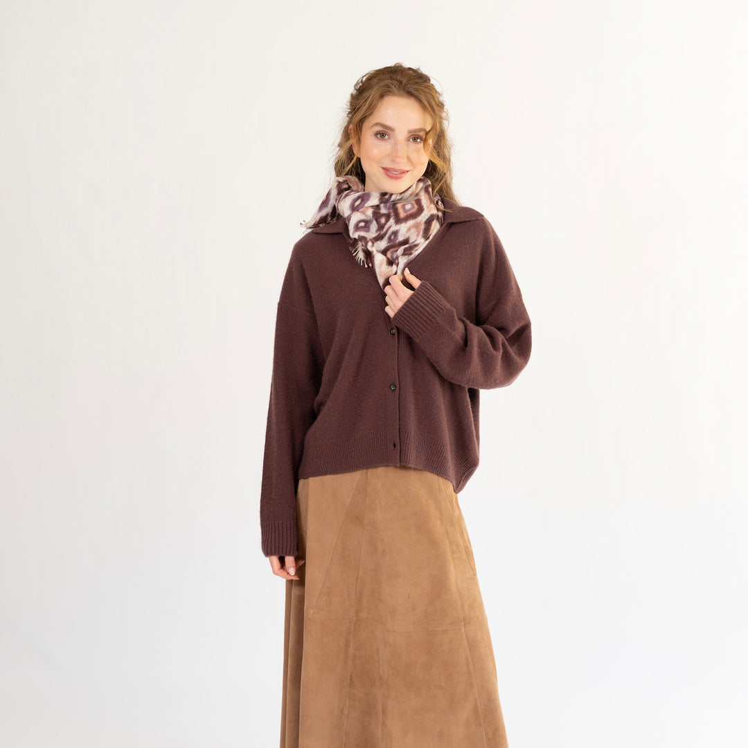 Tragebild, Kaschmir-Bandana „Ikat1-cs“ aus 100 % Kaschmir mit kleinen Fransen in Creme und mehrfarbigem geometrischem Ikat-Muster von cute stuff