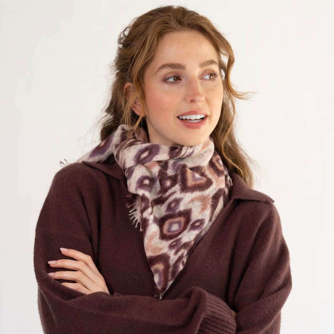 Imagebild, Kaschmir-Bandana „Ikat1-cs“ aus 100 % Kaschmir mit kleinen Fransen in Creme und mehrfarbigem geometrischem Ikat-Muster von cute stuff