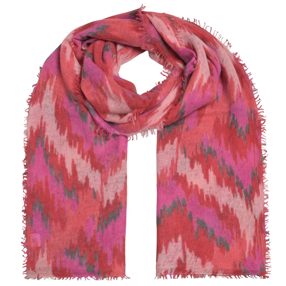 Kaschmir-Schal „Ikat Flow“ in Chilli aus 100 % Kaschmir mit abstraktem Ikat-Muster in Rot, Pink und Grau sowie feinem Fransensaum von cute stuff