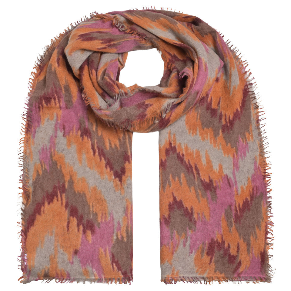 Kaschmir-Schal „Ikat Flow“ in Tidal Grey aus 100 % Kaschmir mit abstraktem Ikat-Muster in Grau, Orange und Rosatönen sowie feinem Fransensaum von cute stuff