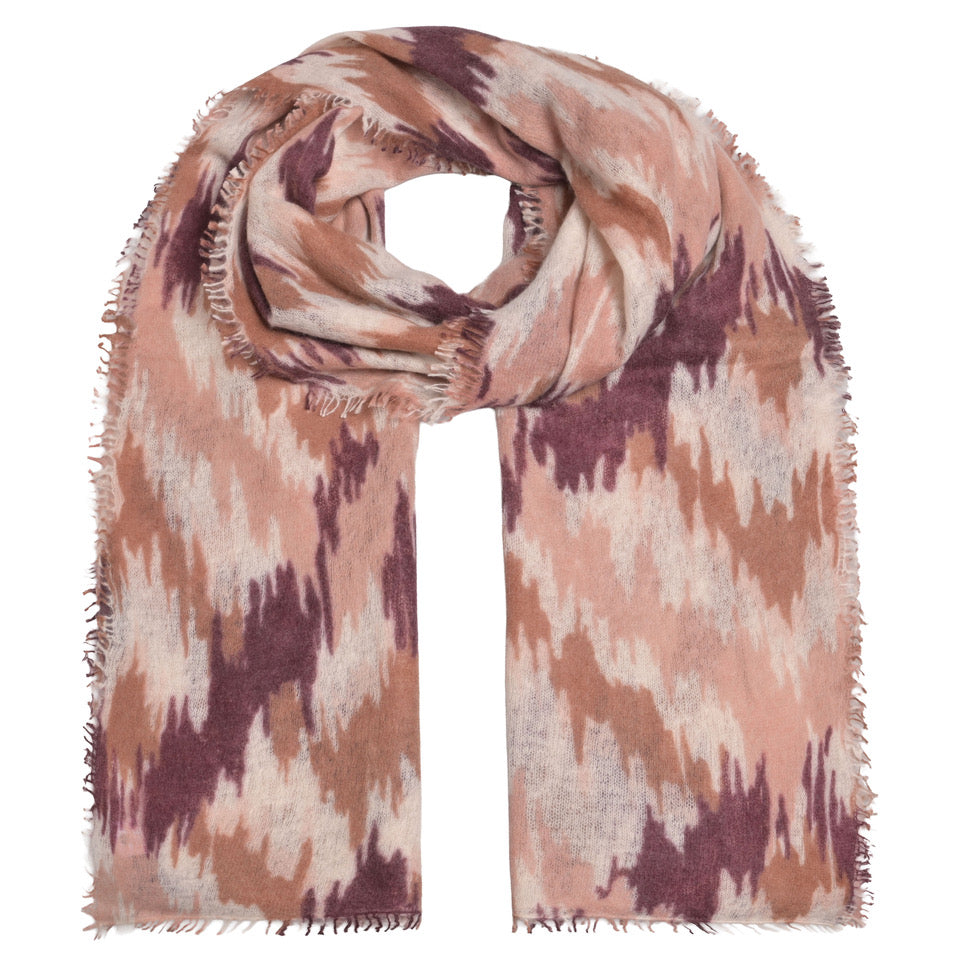 Kaschmir-Schal „Ikat Flow“ in Tiramisu aus 100 % Kaschmir mit abstraktem Ikat-Muster in Creme-, Rosa- und Beerentönen sowie feinem Fransensaum von cute stuff