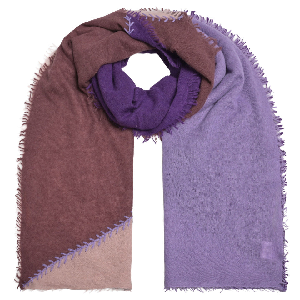 Kaschmir-Schal „Color Stitch“ in Kronjuwel aus 100 % Kaschmir mit diagonalen Farbblöcken in Lila, Violett und Beerentönen, Zierstichen und Fransensaum von cute stuff
