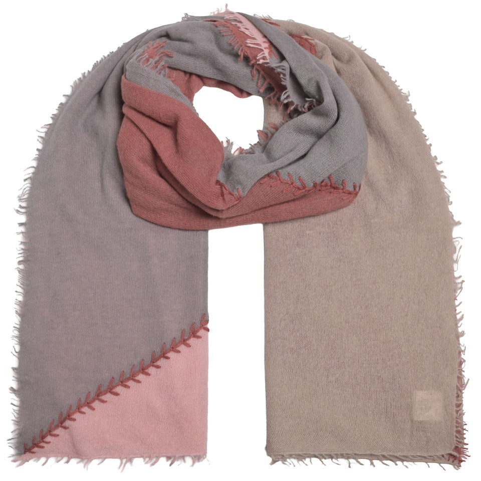 Kaschmir-Schal „Color Stitch“ in Rock aus 100 % Kaschmir mit diagonalen Farbblöcken in Grau, Rosa und Beige, Zierstichen und Fransensaum von cute stuff