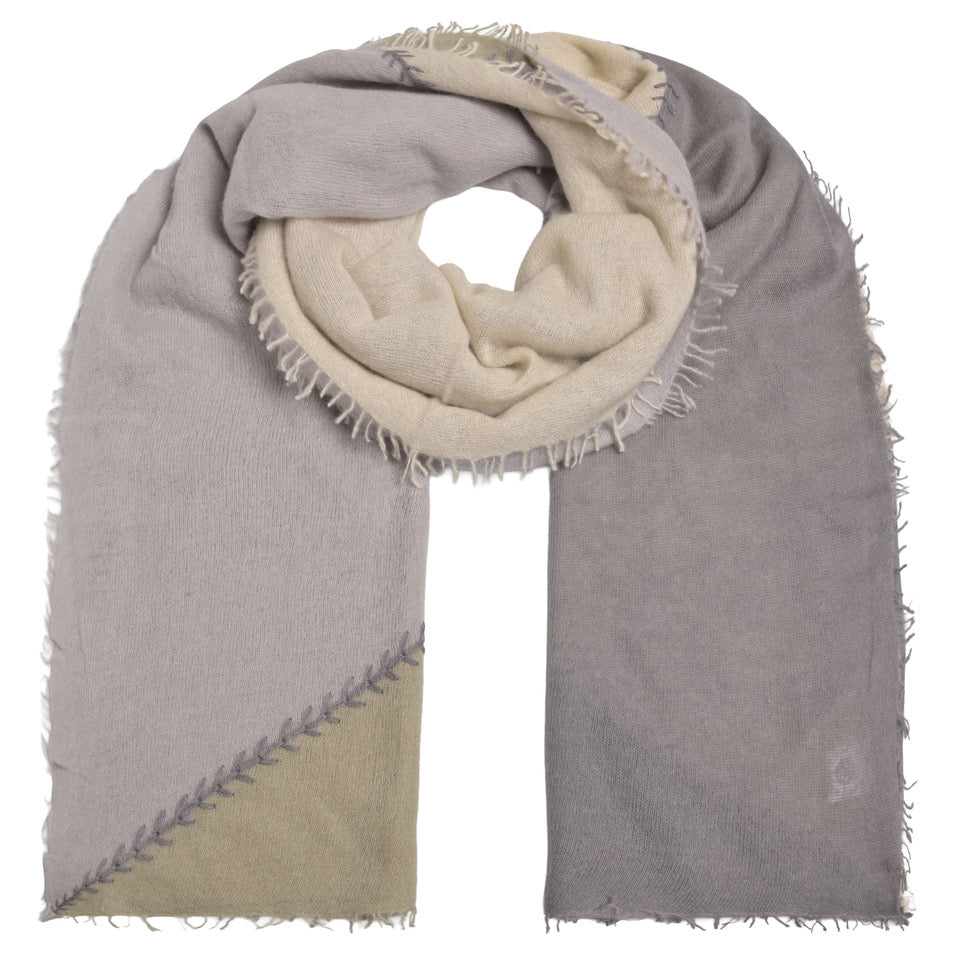 Kaschmir-Schal „Color Stitch“ in Sage Tea aus 100 % Kaschmir mit diagonalen Farbblöcken in Creme und Grau, dekorativen Zierstichen und Fransensaum von cute stuff