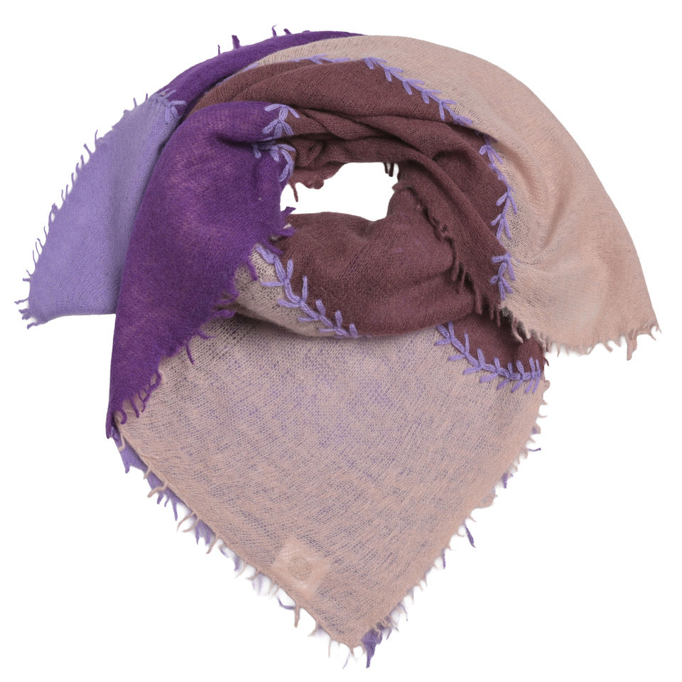 Kaschmir-Bandana „Color Stitch“ in Kronjuwel aus 100 % Kaschmir mit diagonalen Farbblöcken in Lila, Violett und Beerentönen, Zierstichen und Fransensaum von cute stuff
