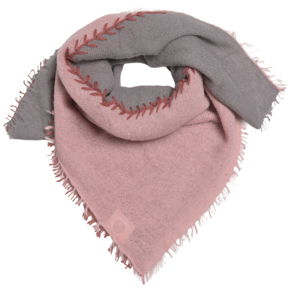 Kaschmir-Bandana „Color Stitch“ in Rock aus 100 % Kaschmir mit diagonalen Farbblöcken in Grau, Rosa und Beige, Zierstichen und Fransensaum von cute stuff