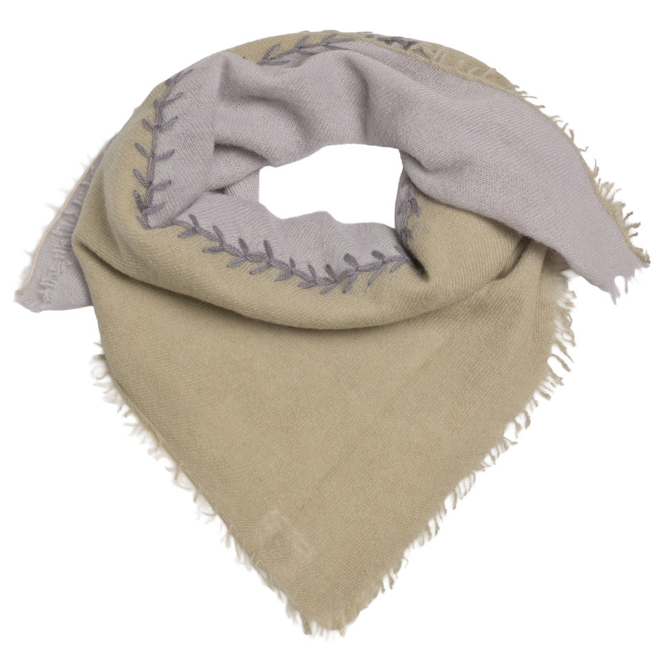 Kaschmir-Bandana „Color Stitch“ in Sage Tea aus 100 % Kaschmir mit diagonalen Farbblöcken in Creme und Grau, dekorativen Zierstichen und Fransensaum von cute stuff