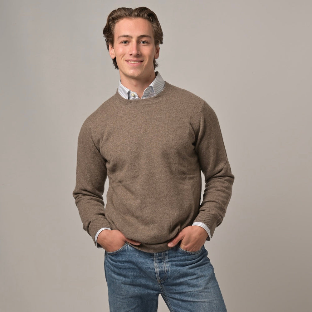 Model trägt klassischen Herren-Kaschmirpullover mit Rundhalsausschnitt in Coffee Melange aus 100 % Kaschmir über einem Hemd